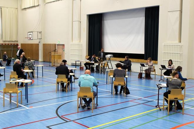 Kristiinan kaupunginvaltuusto kokoontui Kristiinahallissa, jossa pyrittiin pitämään koronan vaatimat etäisyydet. KUVA: MINNA ZILLIACUS