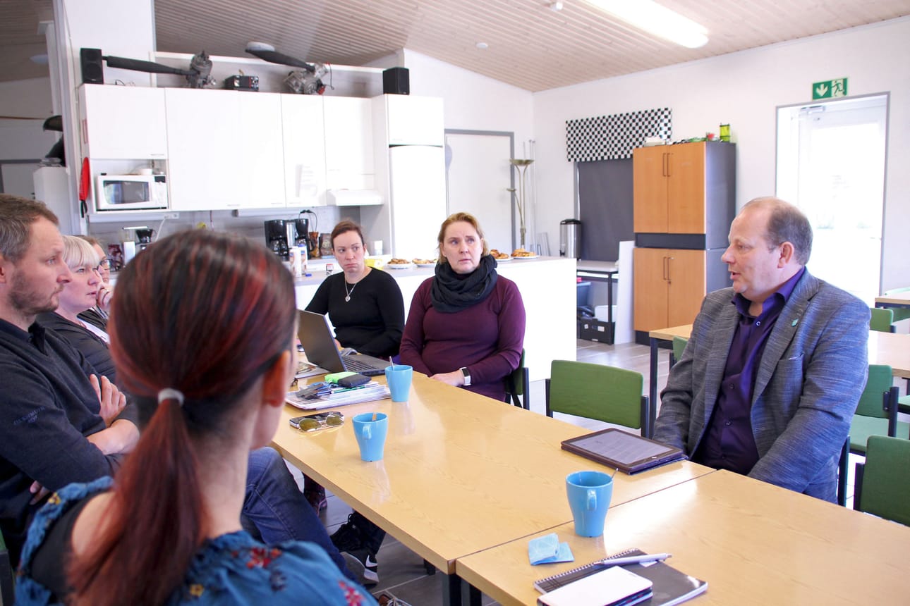 Siikajoen alueellisessa yrittäjätapaamisessa Satu Heikkilä ja Sari Reinikainen-Laine keskittyvät kuuntelemaan, mitä terveisiä Pertti Severinkangas kunnasta tuo. Samoin vasemmalla istuvat siikajokiset yrittäjät.