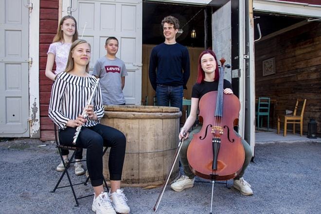 Korsholman Musiiikkijuhlilla kuuluu myös nuorten muusikoiden ääni. Karoliina Krook ja Sara Heikius (edessä) sekä Iréne Heikius, Axel Asplund ja Albert Sahlström soittavat Loftetin kahvikonserteissa. KUVA: ANNA-LEENA EKROOS