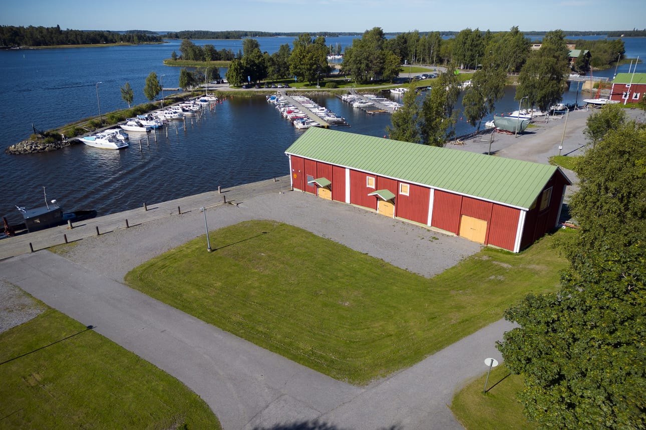 Wasa Marinalle suunniteltu paikka sijaitsee merenrannalla Vaasan yliopiston kampusalueella. Uudisrakennus on tarkoitus rakentaa kuvan makasiinia vastapäätä.