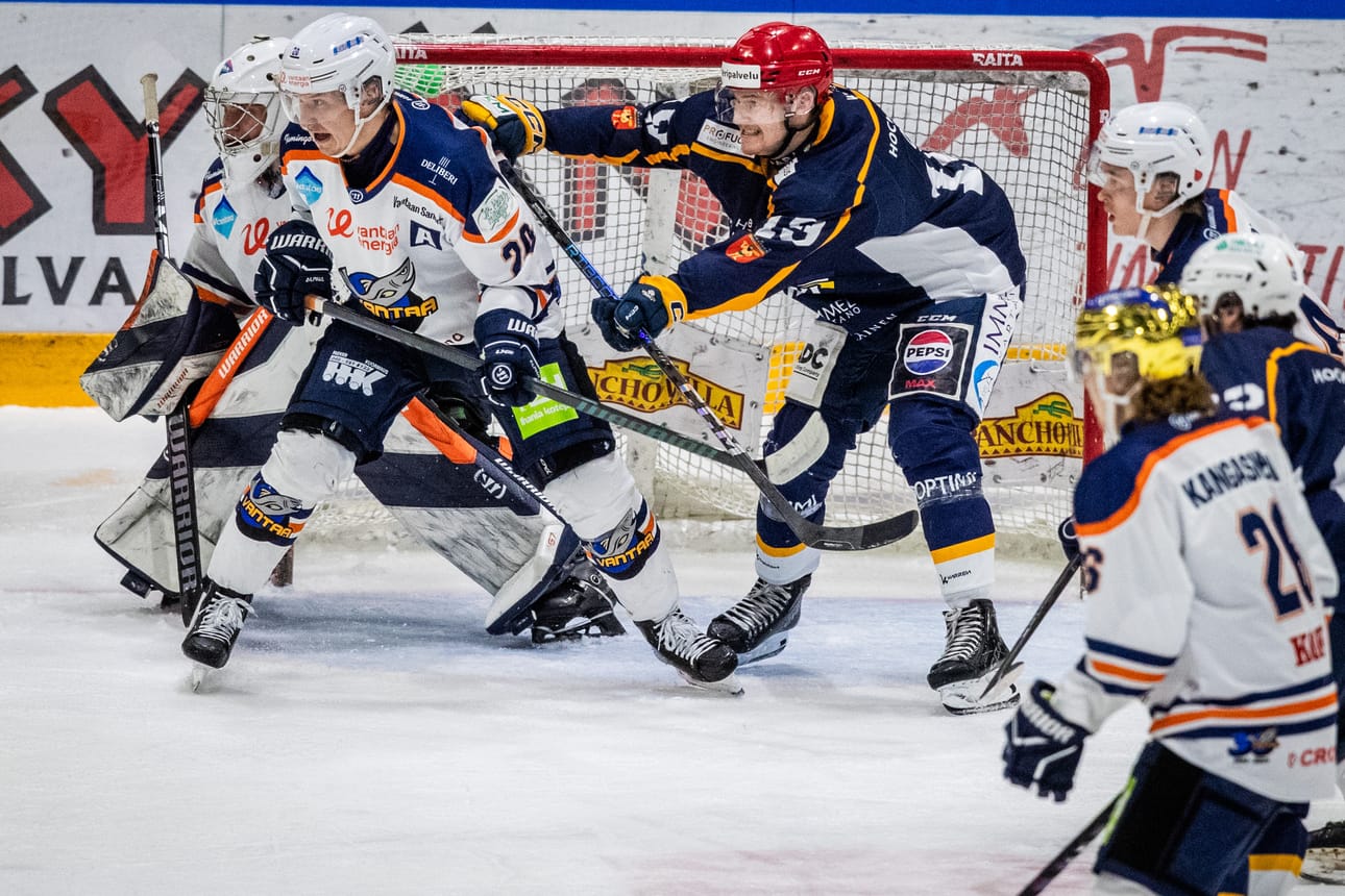 RoKin Tuomas Örn (punainen kypärä) teki uransa ensimmäisen maalin Mestiksessä.