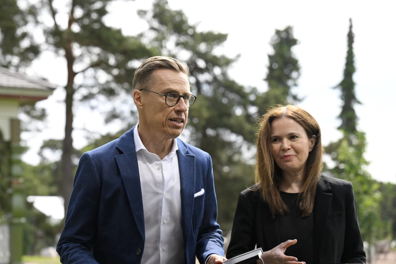 Presidentti Alexander Stubb ja presidentin kanslian viestintäpäällikkö Mari-Kaisa Brander Kultaranta-keskusteluissa Naantalissa maanantaina. LEHTIKUVA / Roni Rekomaa