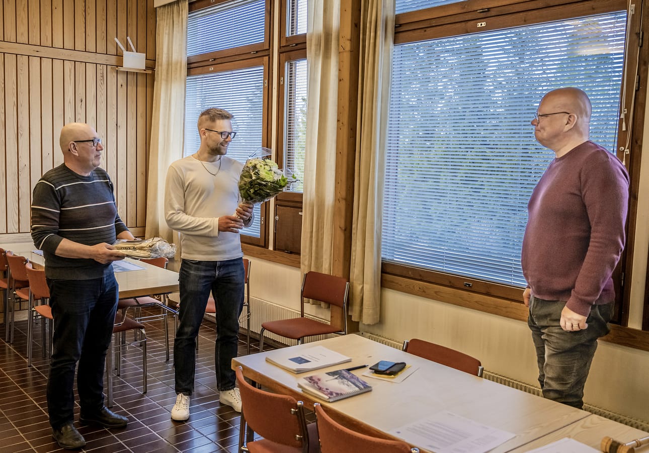 Kirkkovaltuuston kokouksen lopussa puheenjohtaja Juha Huvila ja kirkkoneuvoston varapuheenjohtaja Veijo Jousmäki kiittivät Pasi Kilpeläistä ja luovuttivat hänelle lahjan ja kukkia.