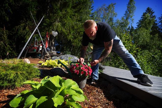 – Kuunliljat ovat hyviä, niille ei tarvitse tehdä mitään. Tähän viereen laitoimme multaa ja siirsimme metsästä puolukkamättäitä, Jukka Mäkynen kertoo ja vitsailee itsestään hortonomi Mäkysenä. KUVAT: JARNO PELLINEN