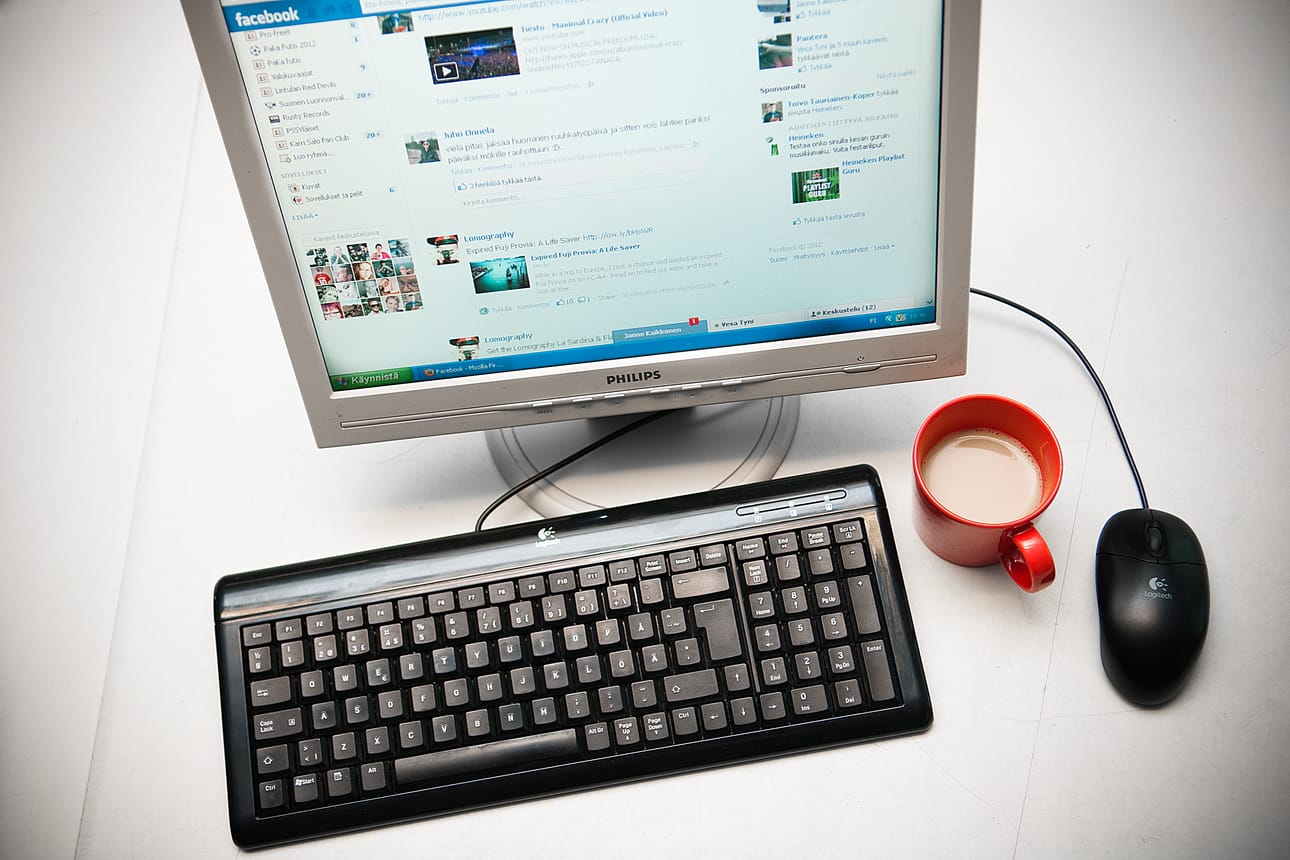 Tutkimuksen mukaan nuoret viettävät sosiaalisessa mediassa lähes 8 tuntia päivässä.