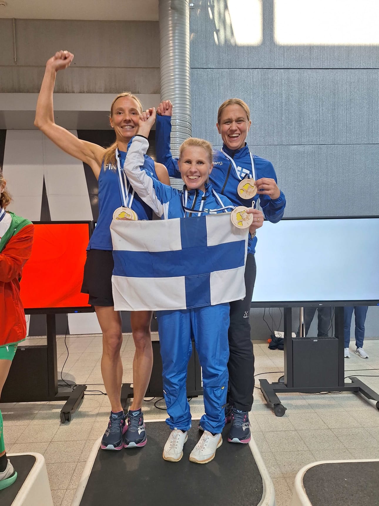 Suomi voitti joukkuekilpailun N45-sarjassa. PuU:n Henna Vanhasen ja Kirsi Kivelän lisäksi korkeimmalla korokkeella juhlii Hippoksen Maratonkerhon Susanne Roos.