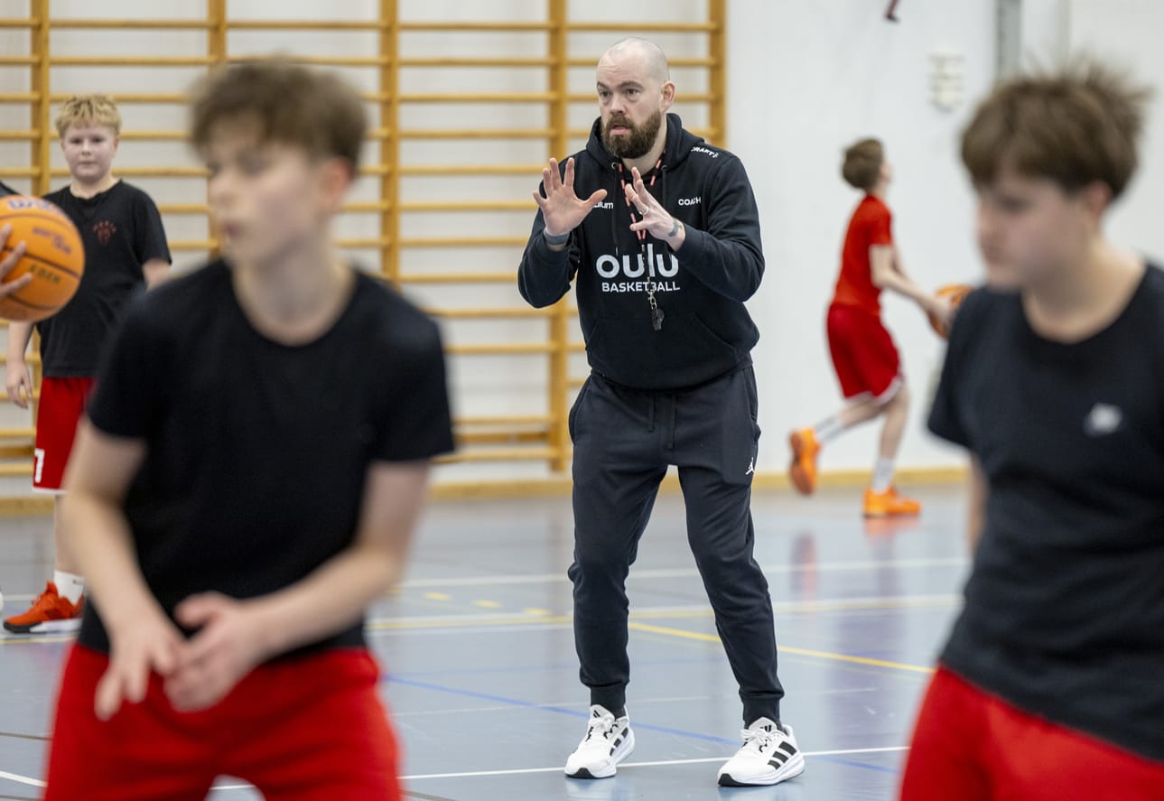 ACO Basketin urheilujohtaja Jussi Eskola painaa pitkää päivää myös alueen juniorikoripalloilun eteen.