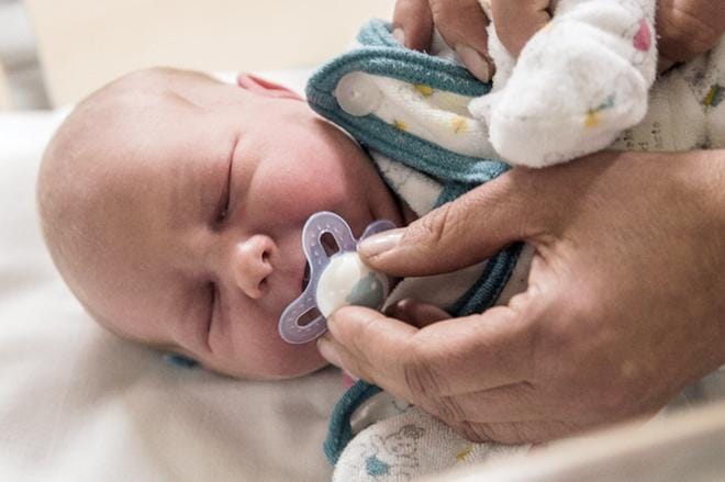 Pietarsaaren synnytysyksikkö suljettiin vuonna 2014, jonka jälkeen äidit ovat siirtyneet Kokkolaan synnyttämään. Vaasassa pohditaan ratkaisuja, joilla Vaasan synnytysyksikön asemaa voisi parantaa. Kuvassa on Pietarsaaren synnytysyksikössä viisi vuotta sitten syntynyt vauva. ARKISTOKUVA: KARI VÄISÄNEN