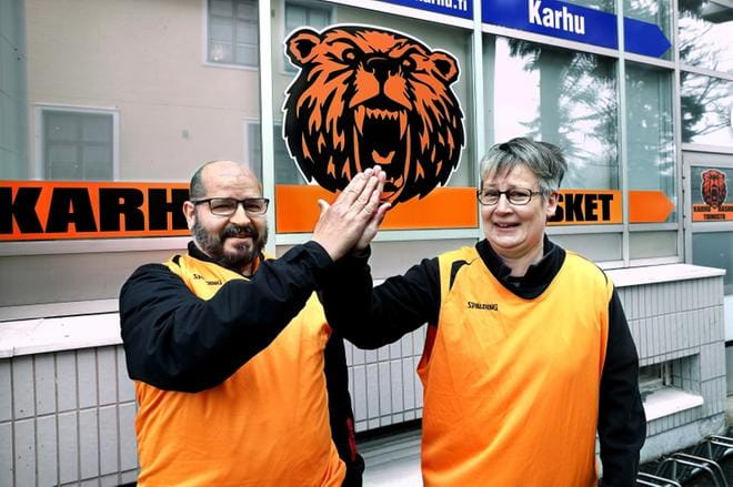 Karhu Basketin armottomat fanit Pekka Kallio-Kujala ja Tuija Harju uskovat seuran vievän koripallon miesten Suomen mestaruuden otteluvoitoin 4–2. KUVA: JOUKO HÄNNINEN