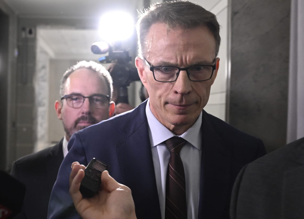 Perussuomalaisten Jani Mäkelä (vas.) ja kokoomuksen Jukka Kopra poistumassa ryhmäjohtajien kokouksesta eduskunnassa.