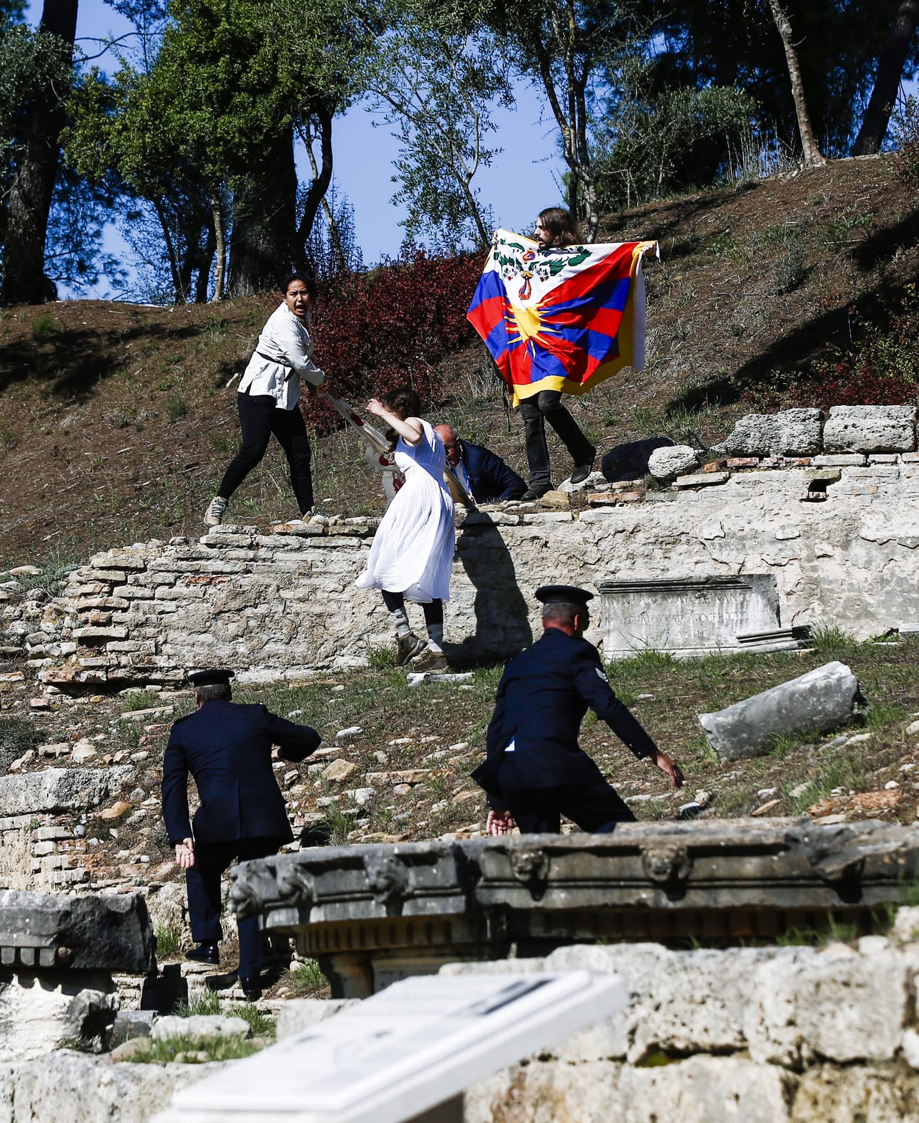 Kiinan vastaiset aktivistit ilmaantuivat olympiatulen sytytyspaikalle ja räväyttivät Tiibetin lipun näkyviin. Poliisit poistivat mielenosoittajat paikalta.