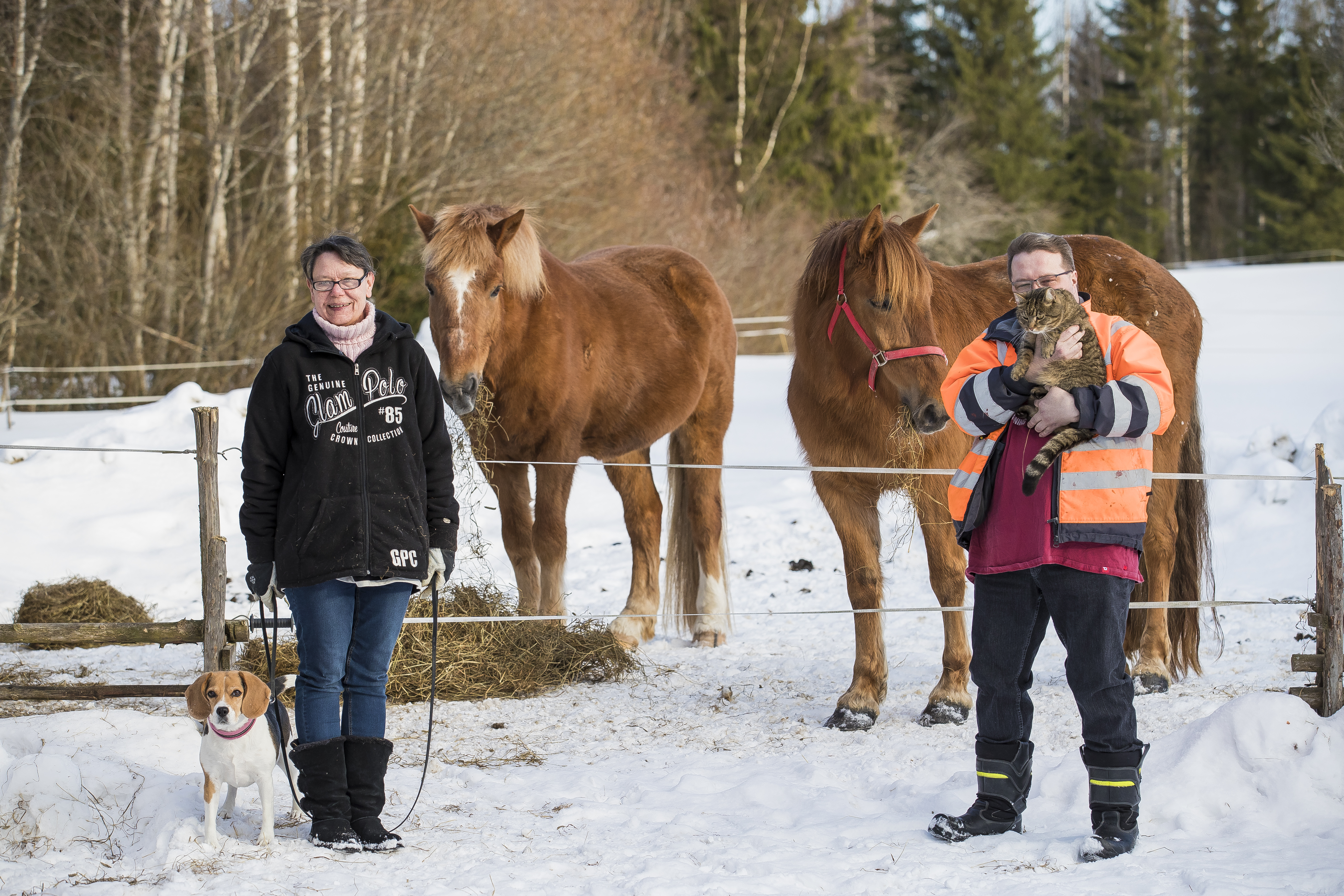 Pyhäjoen puolella rajaa, mutta lähempänä Vihannin keskustaa sijaitsee pieni kylä, Pelkosperä. Siellä asuvat Jaana ja Markku Kylmänen kahden hevosensa, koiransa ja kissansa kanssa. Maatilasta on tullut molempien ihannetila. He auttavat toisiaan, ja myös muita ihmisiä, missä voivat.