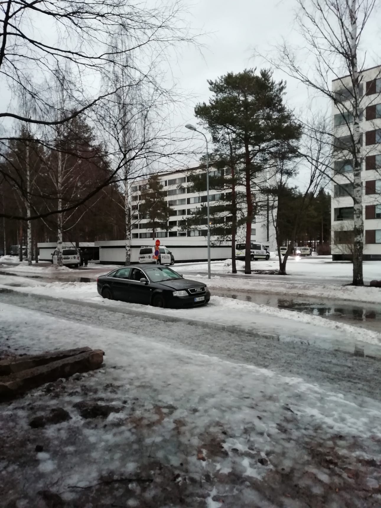 Poliisi sai ampumisesta hälytyksen Kaukovainiolle maanantaina iltapäivällä kello 17 aikaan. Paikalle kiirehti useita partioita.