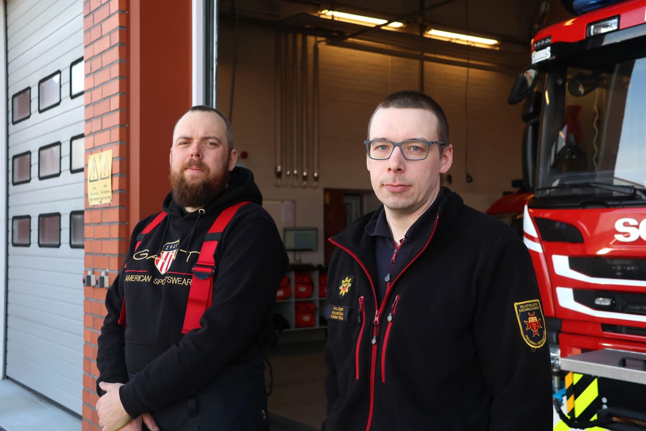 Jonathan Hast (vas.) ja Tommy Perjus toivovat lisää väkeä Kaskisten sopimuspalokuntaan. Tällä hetkellä sopimuspalokuntalaisia on lähes kymmenen. Perjuksen mielestä hyvä määrä olisi Kaskisissa 15 henkeä.
