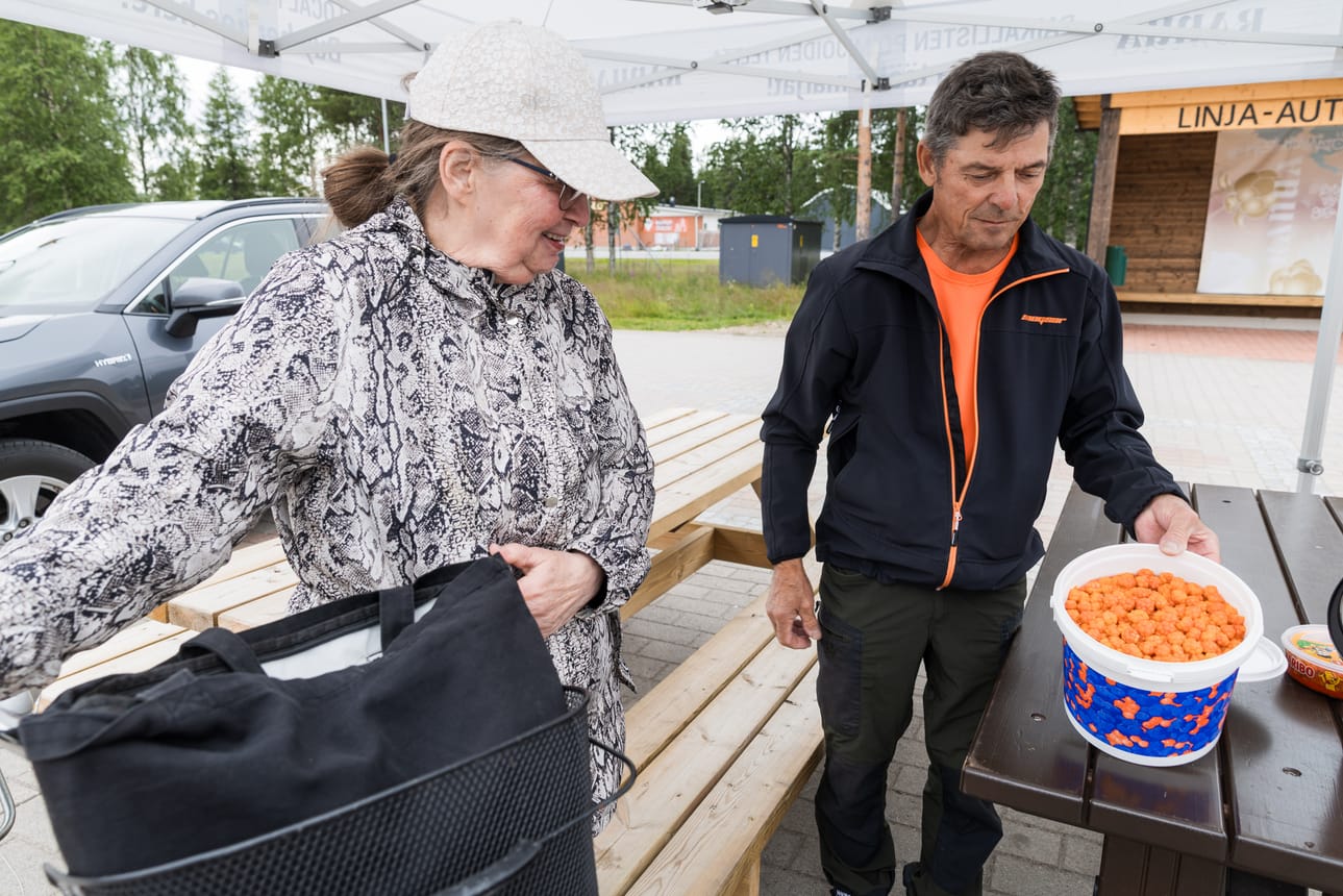 Salme Sotaheimo tinkaa Timo Salon kauppaamista hilloista Ranuan hillatorilla.