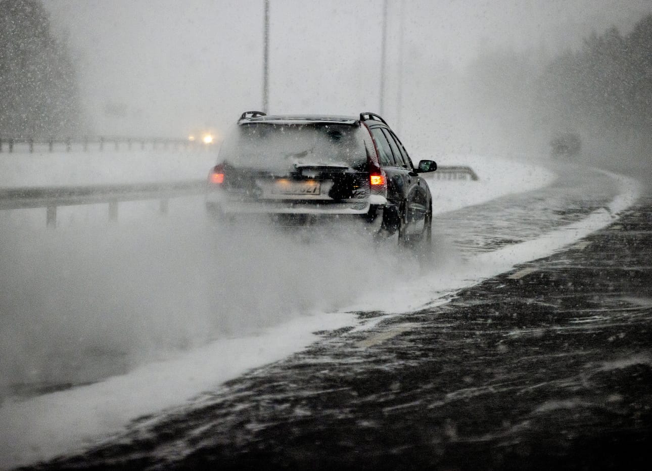 Ajokeli on huono koko Pohjois-Pohjanmaalla lumisateiden ja lauhtuvan sään vuoksi.