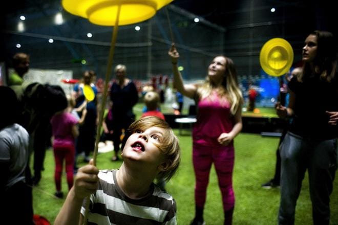 Botniahallissa voi lauantaina tutustua eri urheilulajeihin ja liikuntamahdollisuuksiin. Vaasalainen Lucas Nappari kokeili lautasjonglöörausta viime vuoden tapahtumassa. ARKISTOKUVA: EETU SILLANPÄÄ