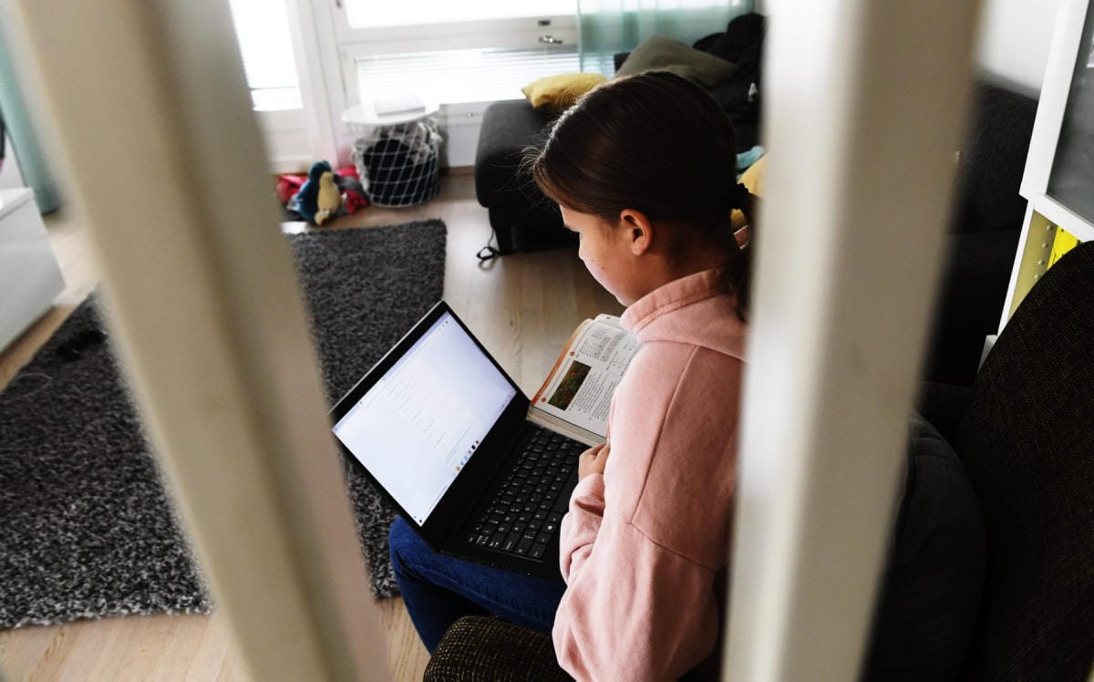 Tiedotusvälineiden ja erityisesti somen käyttöä voi rajoittaa lasten aikana. Lehtikuva