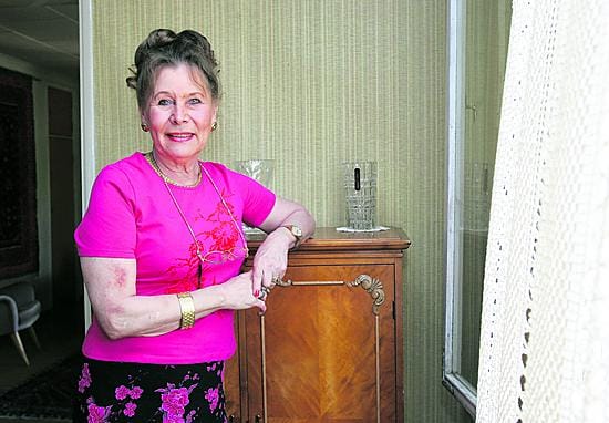 Leena Zador sanoo joskus hieman kadehtivansa Ouluun jääneitä luokkatovereitaan. Nämä puolestaan ihastelevat ulkomailla hankittua elämänkokemusta.