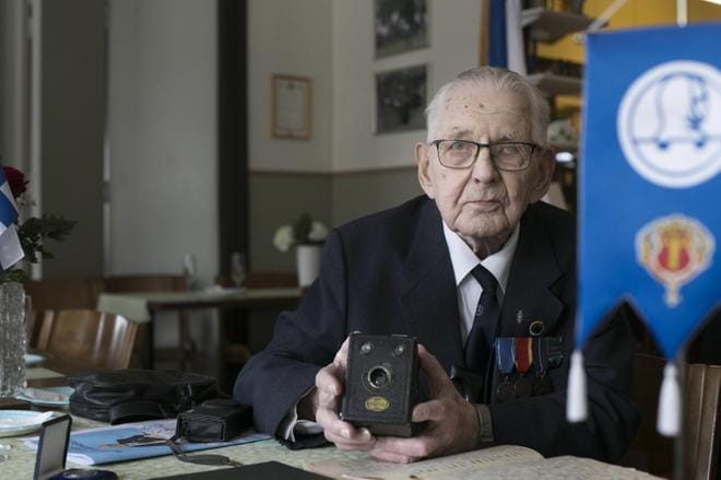 97-vuotias sotaveteraani Valter Nymanin lähes 900-sivuisista päiväkirjamerkinnöistä koostettu yli 500-sivuinen kirja julkaistiin toukokuun alussa. Nyman kertoo sodasta sotamiehen näkökulmasta. Kuvat: Minna Antila