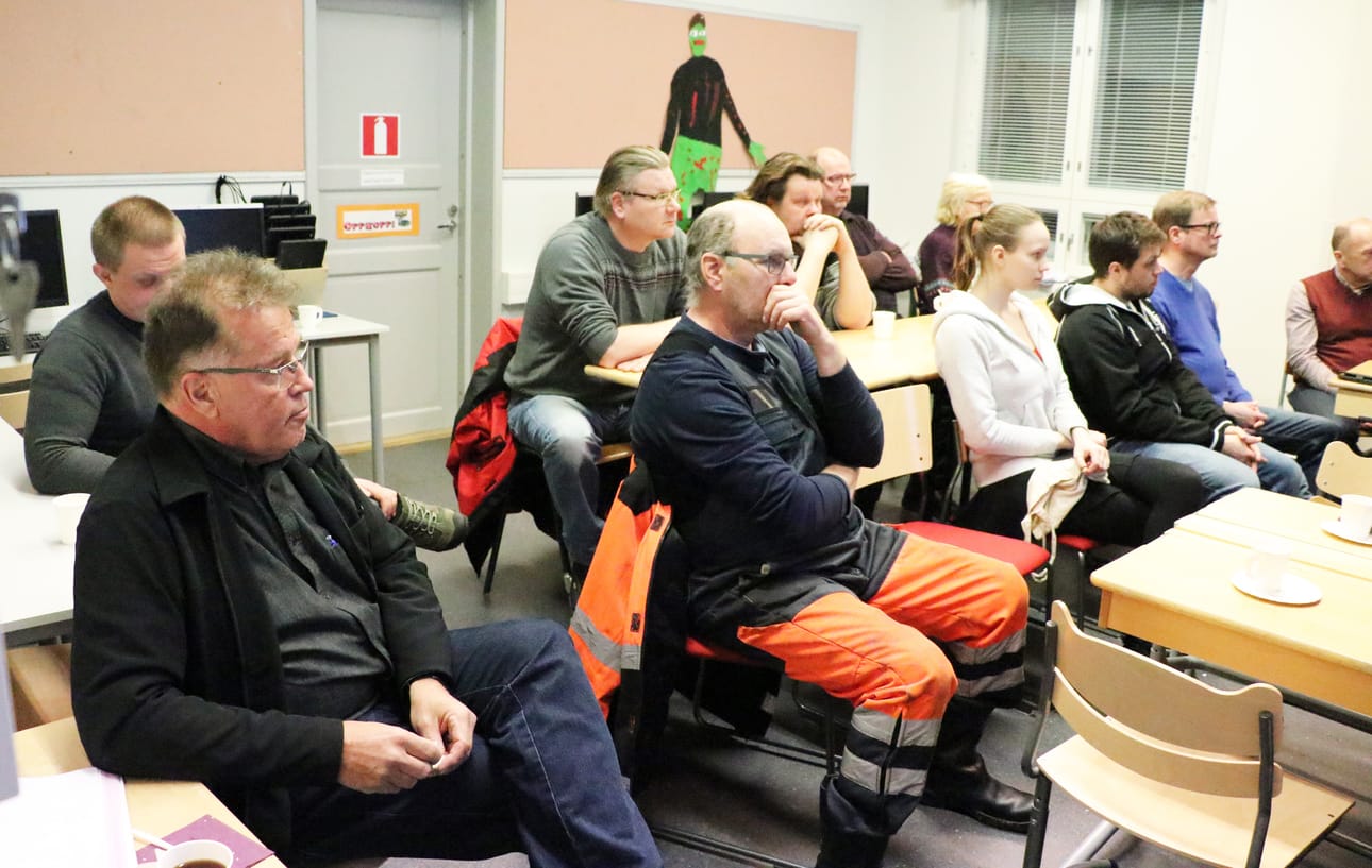 Temmesläiset kyselivät kunnan, Oulun seudun ympäristötoimen ja Fortumin edustajilta paitsi asemakaavan laajennuksesta, myös ympäristöluvista ja yritysten toiminnan valvomisesta. Etualalla vasemmalla ympäristötarkastaja Hannu Salmi Oulun seudun ympäristötoimesta, hänen takanaan projektipäällikkö Jaakko Soini Fortumista.