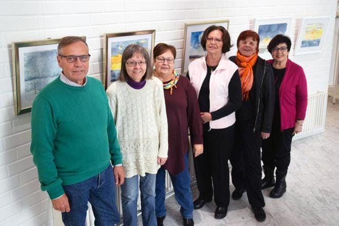 Olavi Alanko, Pirketta Levón, Gabriella Alanko, Pirkko Pälvimäki, Kirsti Uimonen ja Seija Koivisto iloitsevat ryhmänsä uudesta näyttelystä. Kuvasta puuttuu Marianne Kanckos, jonka teokset ovat esillä taustalla. Kuva: Raija Koivisto