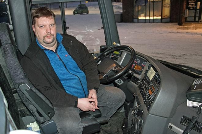 Urpolan Liikenteellä on 38 autoa ja yli 40 kuljettajaa. Yhtiön omistaja ja toimitusjohtaja Jari Urpola ajaa itsekin välillä. Maskin hän otti pois pyynnöstä kuvauksen ajaksi. KUVA: JORMA HAVULA