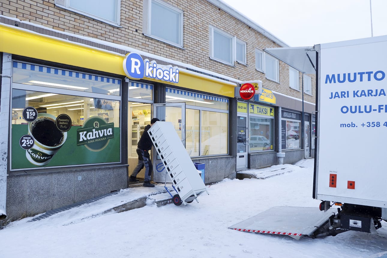 R-kioskin postipakettiautomaattia oli maanantaina purkamassa muuttofirma J. Karjalaisen autonkuljettaja Mikko Tölli. Automaatin sisältä löytyi vielä yksi joulupaketti, joka etsii vastaanottajaansa.
