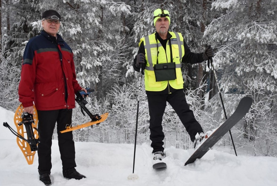 Posion Vapepan välineistöä viime talvena esittelivät Vapepan puheenjohtaja Voitto Laatikainen (oik.) ja Kalevi Immonen.