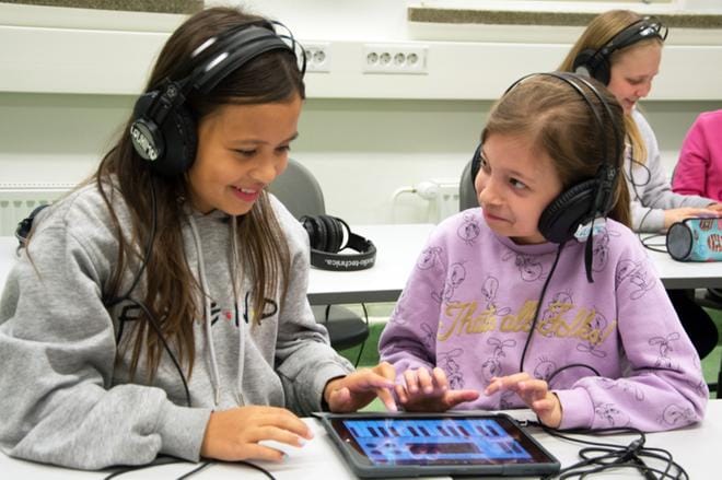 Krista Kalmari ja Milja Mäntykoski osallistuivat elektronisen musiikin työpajaan innolla. KUVA: KAROLIINA SYRJÄ