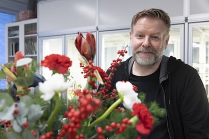 Oululainen floristimestari: Joulukukissa muovi on nyt out ja mahdollisimman luonnolliset materiaalit ovat muodissa