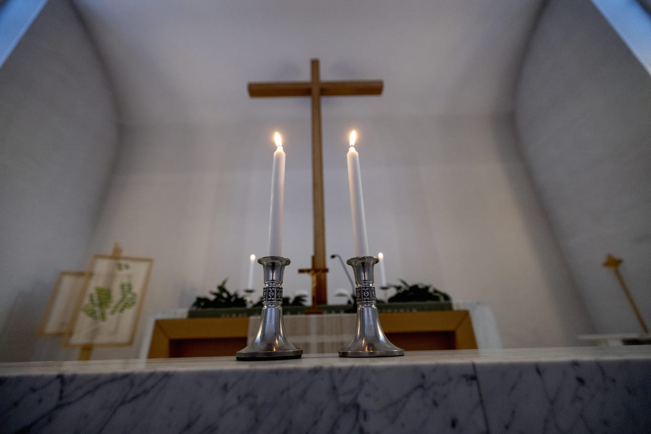 Seinäjoen seurakunta reagoi nopeasti päivän onnettomuusuutiseen ja avasi ovensa hiljentyjiä varten.