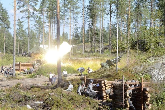 Kurikan Ikariin tehtyä tykkiasemaa käytettiin hyväksi myös Tuntemattoman kuvauksissa kesällä 2016. Kuva on edellisvuoden tykkinäytöksestä. KUVA: JAANA ALA-LAHTI