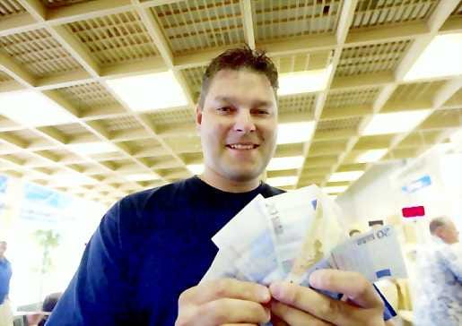 Tukku Suomen valuuttaa. Karlskugassa asuvan Sami Virkkusen mielestä Ruotsikin saisi olla euromaa.