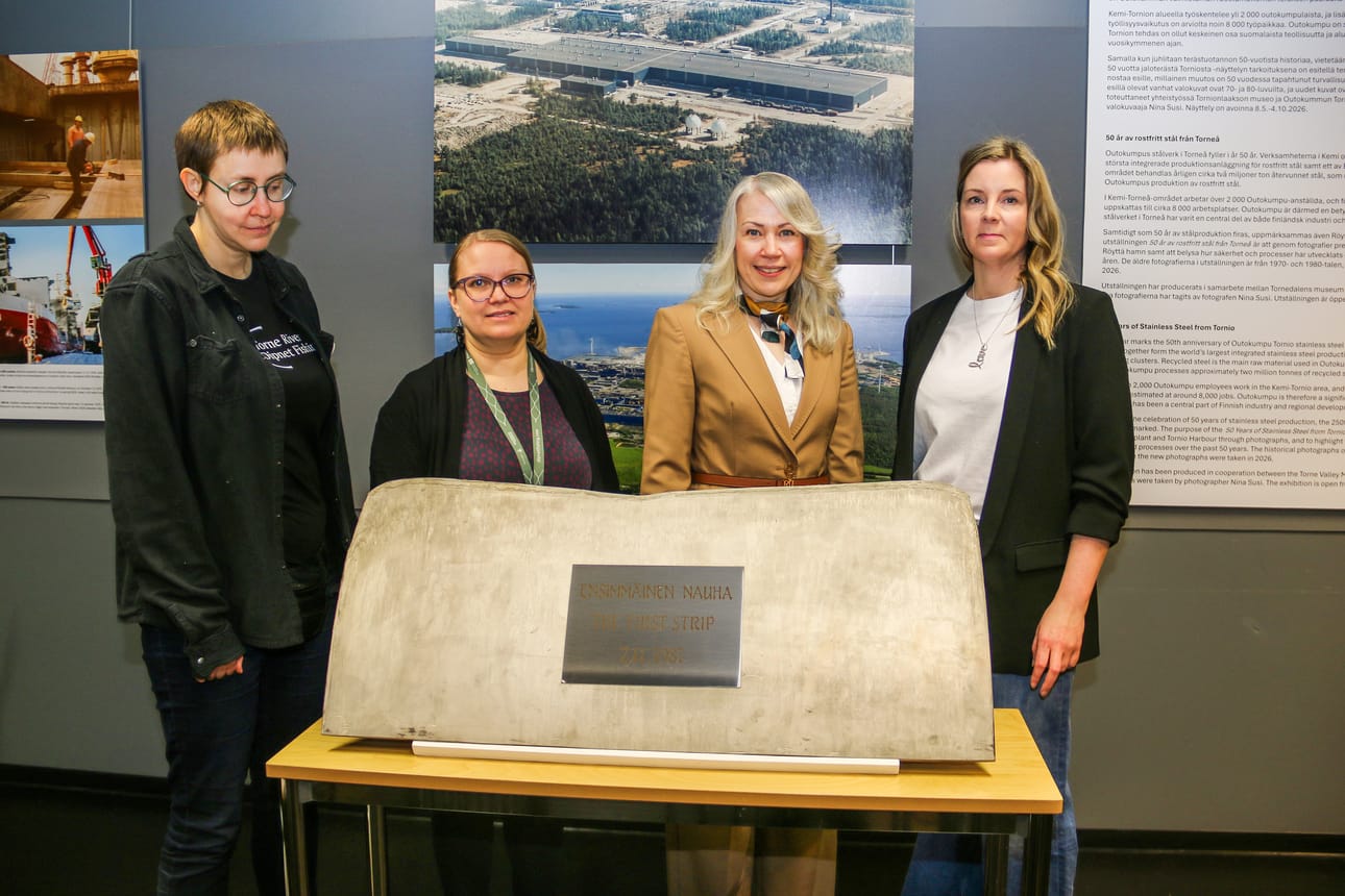 Tornionlaakson museon amanuenssit Inari Porkka (vas.) ja Saija Pietiläinen, Outokummun Tornion tehtaiden viestintäpäällikkö Niina Kostiander ja Tornionlaakson museon johtaja Titta Kallio-Seppä kertovat, että 50 vuotta jaloterästä Torniosta -näyttelyssä on esillä esimerkiksi vuonna 1987 valmistuneesta Tornion terästehtaan kuumavalssaamosta ensimmäisenä ulos tullut metallinauha.