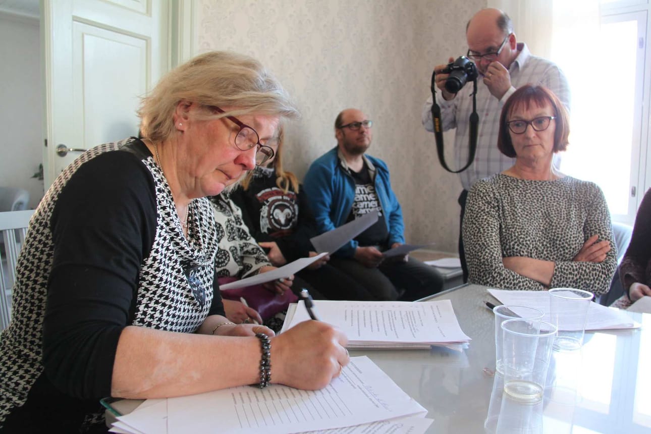 Oulaisten Kulttuurin Tuki ry on yksi vuoden 2017 aikana perustetuista yhdistyksistä. Perustamiskokouksen papereita allekirjoittamassa Tuula Aitto-oja, vierellään yhdistyksen puheenjohtaja Ritva Turunen.