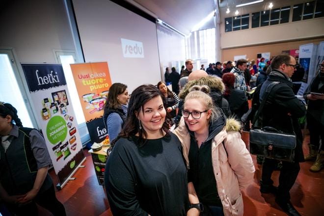 Seinäjokelaiset Katja Hasunen (vas.) ja Aino Jokinen etsivät kesätyöpaikkaa hoitoalalta. Molemmat opiskelevat sairaanhoitajiksi Seinäjoen ammattikorkeakoulussa. KUVAT: JAAKKO ELENIUS