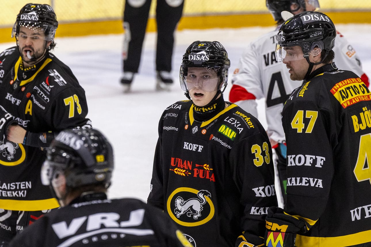 Ykkössentteri Roni Hirvonen (keskellä) iski kauden kymmenennen osumansa lauantaina. Mukana menossa myös ketjukaveri Eemil Erholtz (vas.) ja puolustaja Marcus Björk.