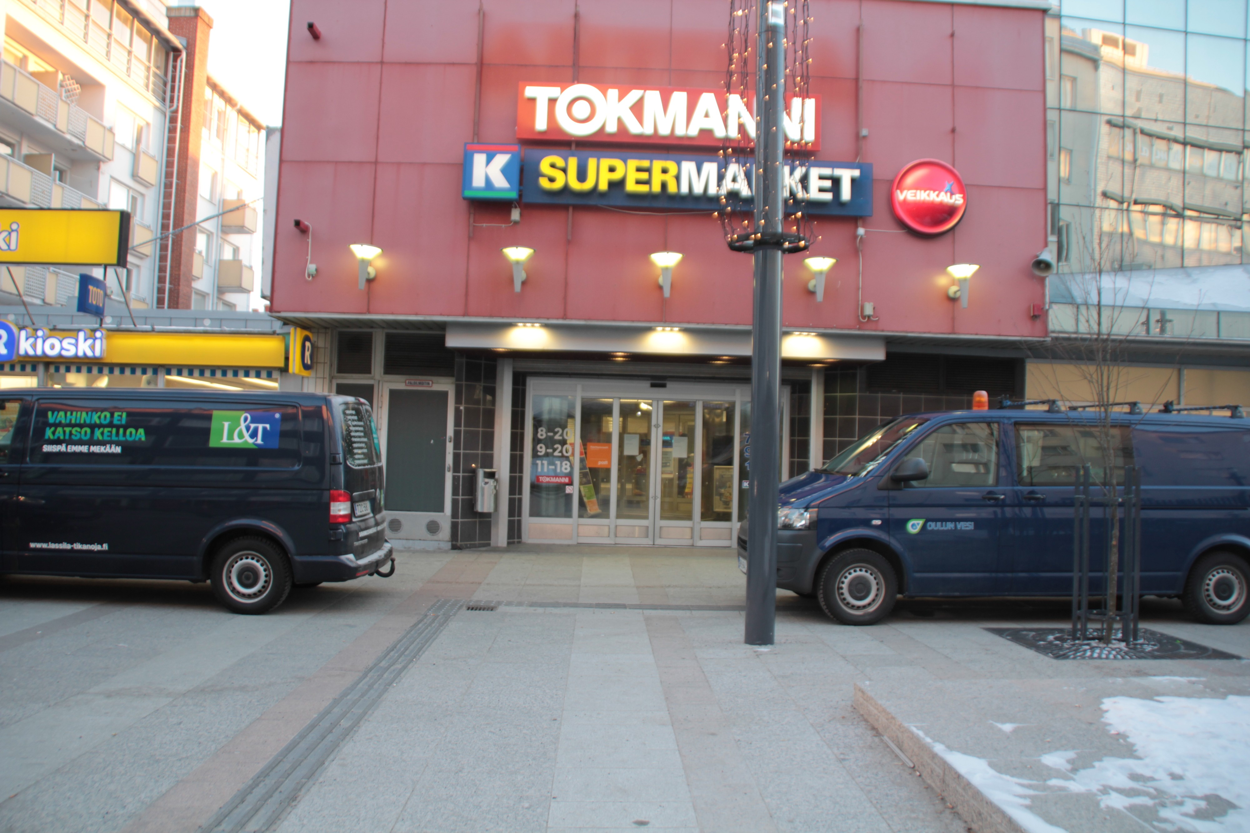 Tokmanni avasi ovensa Oulun ydinkeskustassa kuukausi sitten. Kiinteistöön tuli vesivahinko loppiaisaamuna.