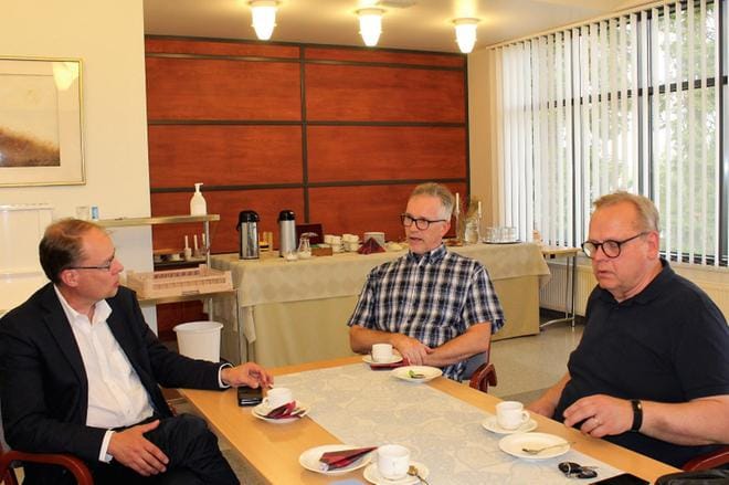 Vesa Koivusen (vas.) ja Ari Aurasen 5-ottelun lajiselostukset toteuttaa Lasse Mansikka-aho. KUVA: TIINA AKOMEAH