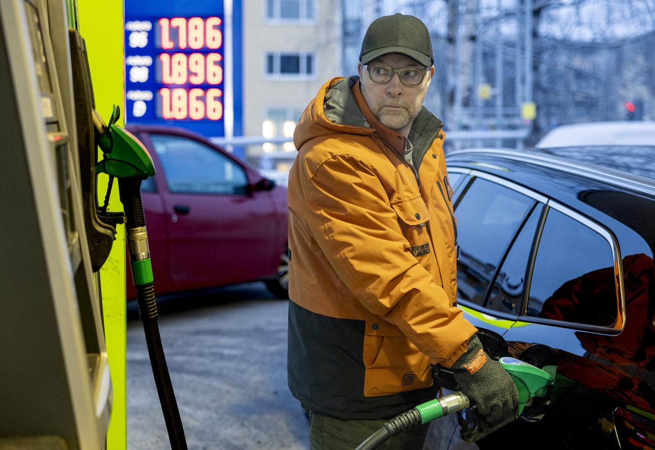 Jarmo Savukoski tankkasi keskiviikkona Oulun keskustassa. Aiemmin alla oli aina diesel-auto, mutta nykyään itselataava bensahybridi.