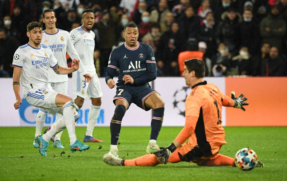 Kylian Mbappe (toinen oik.) onnistui ohittamaan lisäajalla Real Madridin maalivahdin Thibaut Courtois'n (oik.). LEHTIKUVA/AFP