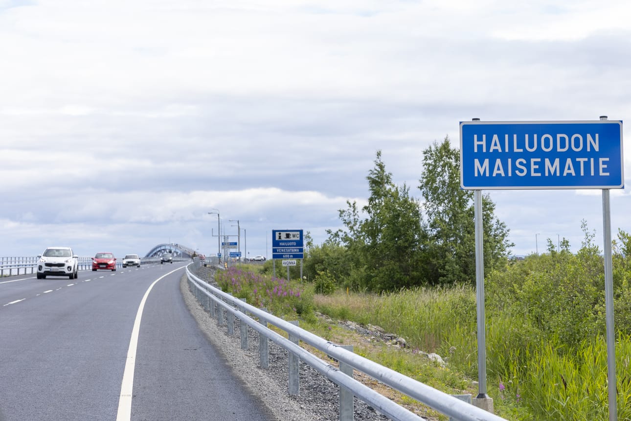 Pengertien toi tullessaan lisää liikennettä Hailuotoon. Luovontien leventämissuunnitelmia esitelleen illan aikana toivottiin, että saareen tulijoita varoitettaisiin kapenevasta tiestä.