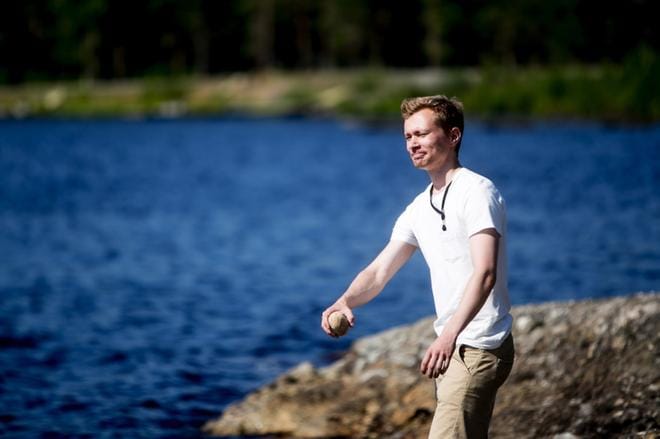 Toimittaja Jaakko Suorsa heittää kylmän kiven. Kuva: Jaakko Elenius