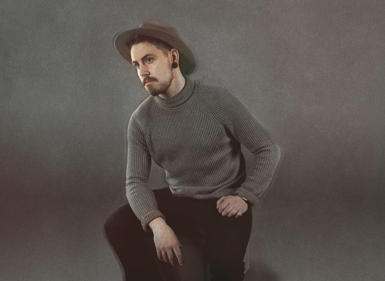 Niko Salmela on harrastanut musiikin parissa pienestä asti. Tällä hetkellä hän keskittyy Owl Sanctum -musiikkiprojektiinsa.