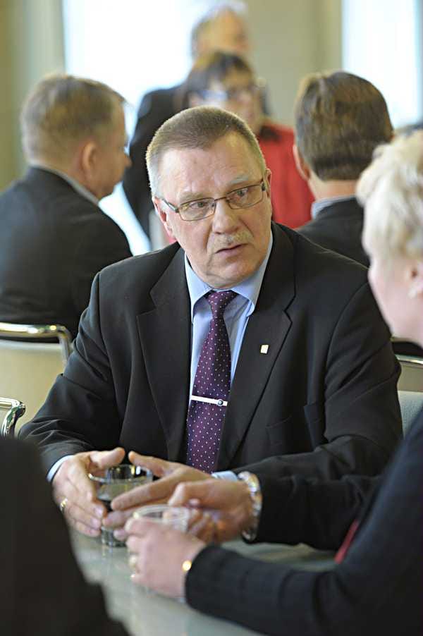 Pentti Oinosen (ps.) on tehnyt kantelun puolustusministeri Stefan Wallinista (r.).