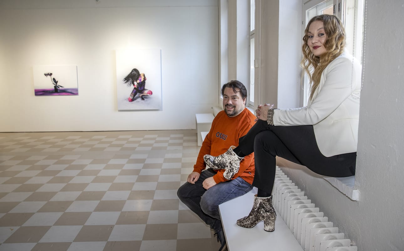 Anni Kinnusen Safewords-näyttelyn ripustuksen Galleria Harmajassa Oulussa suunnitteli ja toteutti taiteilija itse. Kun samat työt tulevat Galleria Halmetojaan Helsinkiin, silloin ripustuksesta päättää galleristi Veikko Halmetoja.
