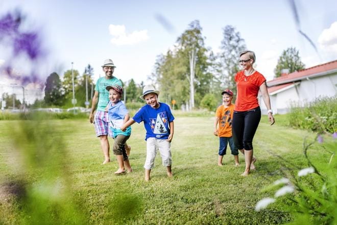 Quentin, Benjamin, Sebastian ja Nicolas Sobrien ja Mari-Elina Kottarin arjessa on joka päivä mukana kolme eri kieltä. KUVAT: KRISTA LUOMA