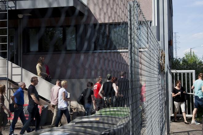 Uusi päivä -tv-sarjan tekijät marssivat toukokuussa 2014 ulos Tampereen Rantatien studiolta, koska he vastustivat Ylen suunnitelmia ulkoistaa sarjan tuotanto. KUVA: Annina Mannila/Arkisto