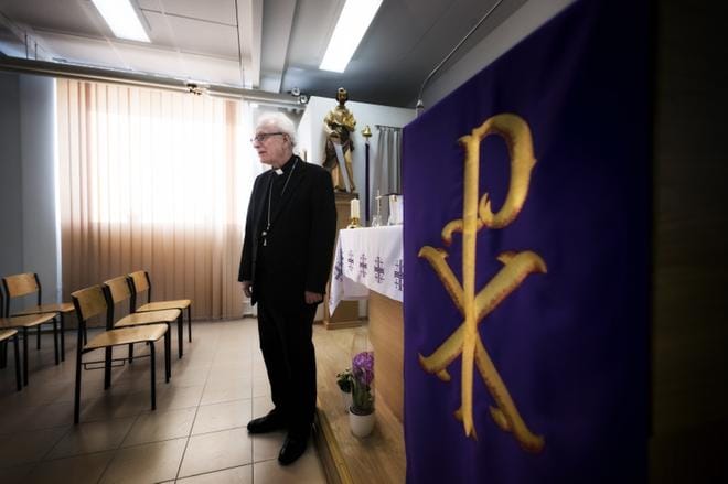 Piispa Teemu Sippo piti lauantaina messun noin kuusi vuotta toiminnassa olleessa Vaasan katolisessa kappelissa Rauhankadulla. KUVA: JARNO PELLINEN